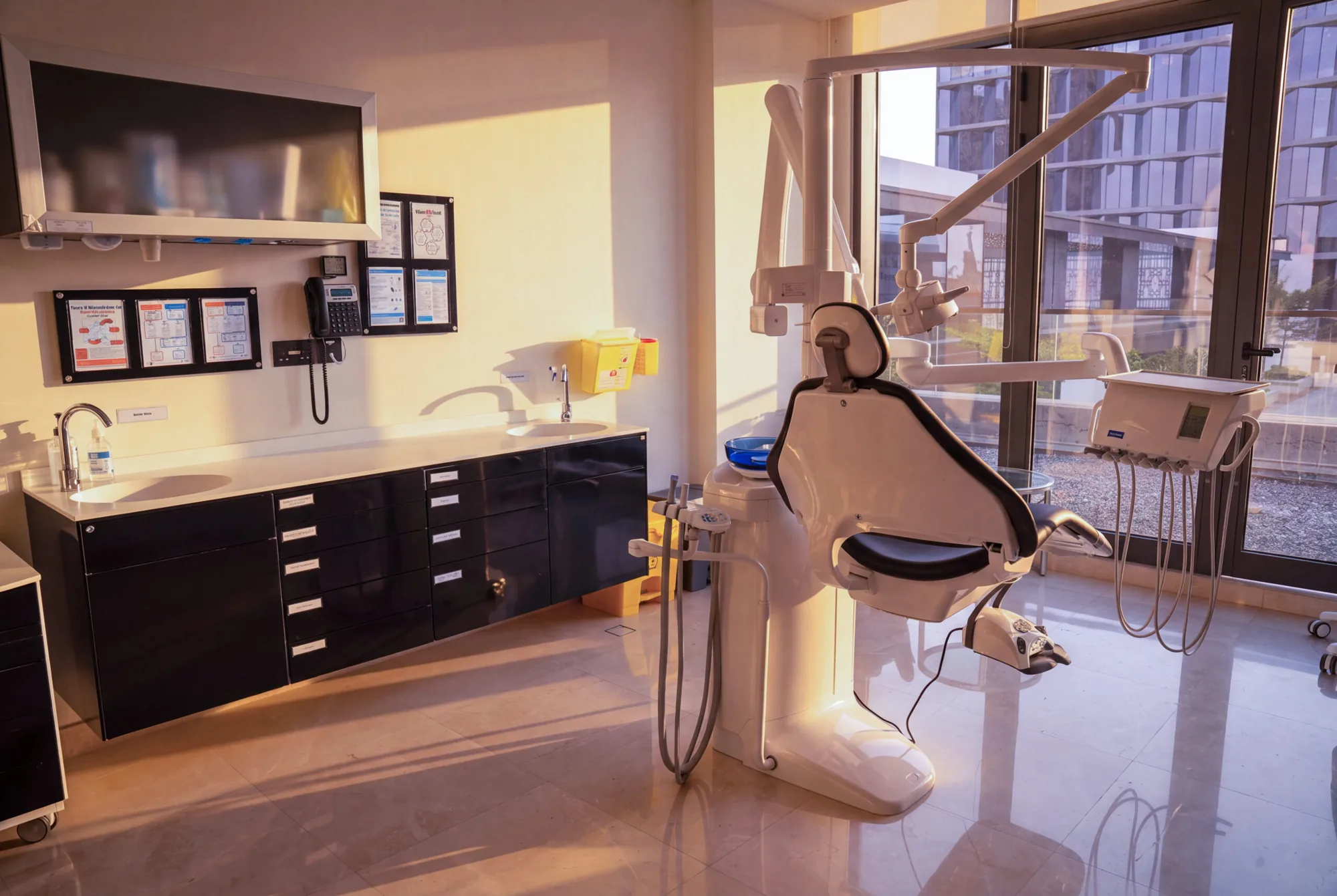 Fully equipped private primary treatment room at Tam Dental in Jeddah